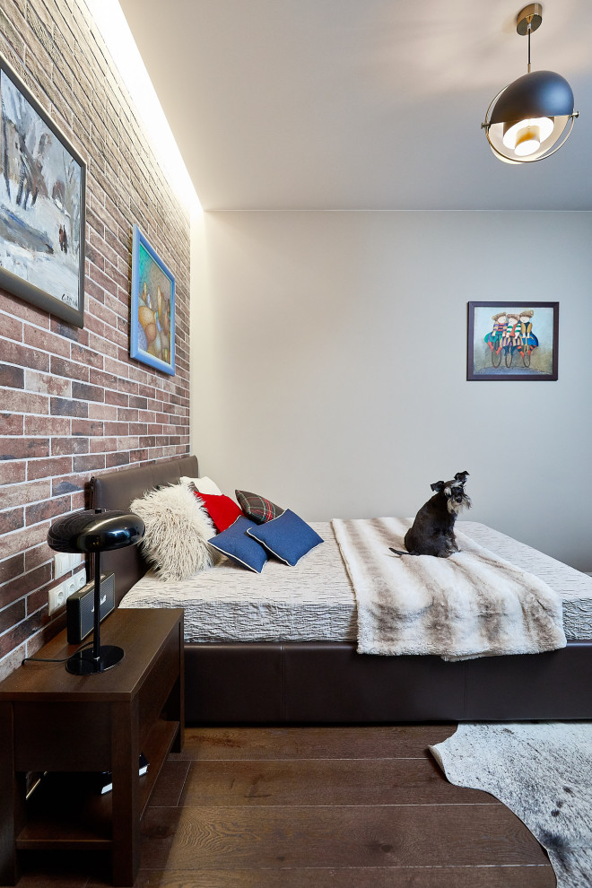 Свежая идея для дизайна: спальня среднего размера в стиле фьюжн с темным паркетным полом, коричневым полом и кирпичными стенами - отличное фото интерьера