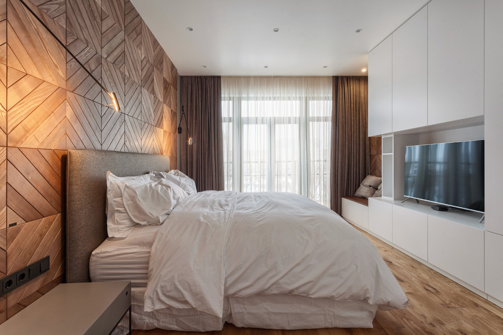 Diseño de dormitorio principal actual con paredes marrones, suelo de madera en tonos medios y suelo marrón