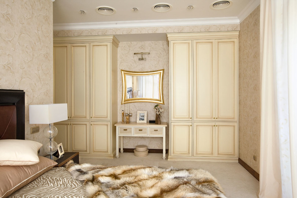 Источник вдохновения для домашнего уюта: хозяйская спальня среднего размера в стиле неоклассика (современная классика) с бежевыми стенами, ковровым покрытием и белым полом