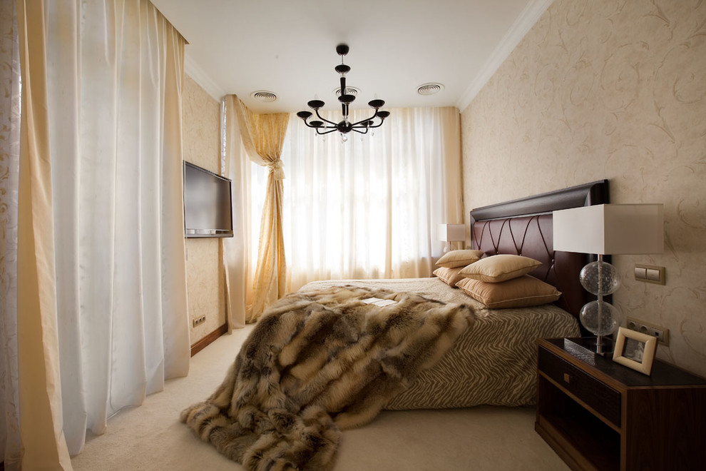 Свежая идея для дизайна: хозяйская спальня среднего размера в стиле неоклассика (современная классика) с бежевыми стенами, ковровым покрытием и белым полом - отличное фото интерьера