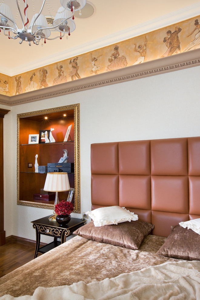 Inspiration pour une chambre parentale traditionnelle de taille moyenne avec un mur beige, parquet foncé et un sol marron.