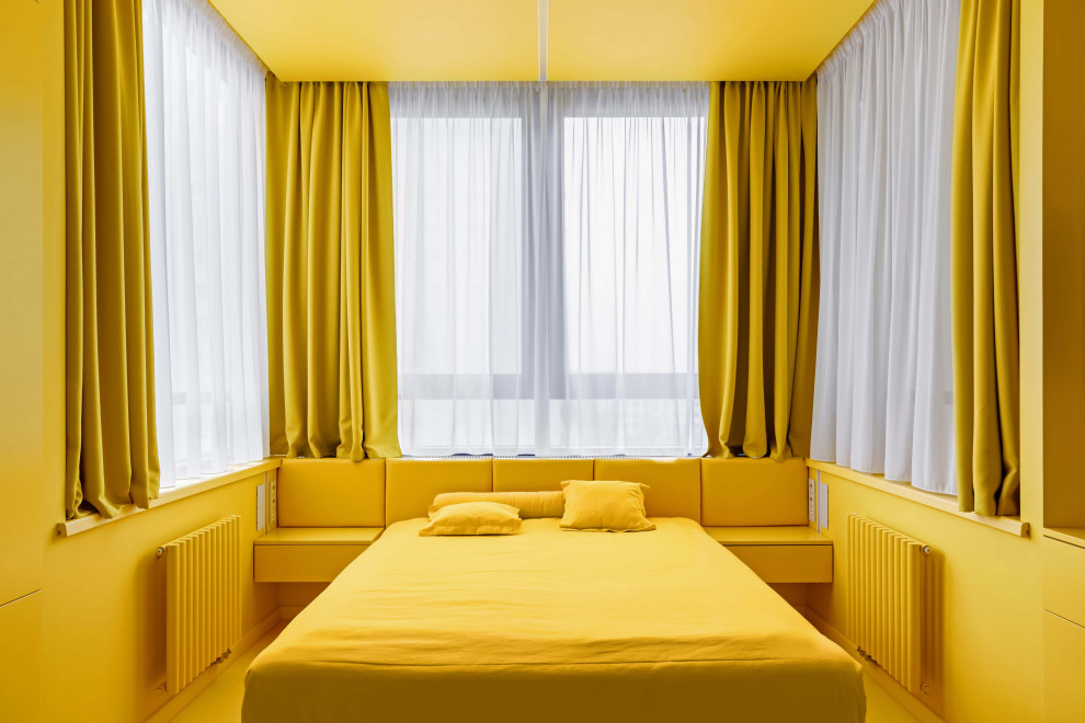 Cette image montre une chambre design avec un mur jaune et un sol jaune.