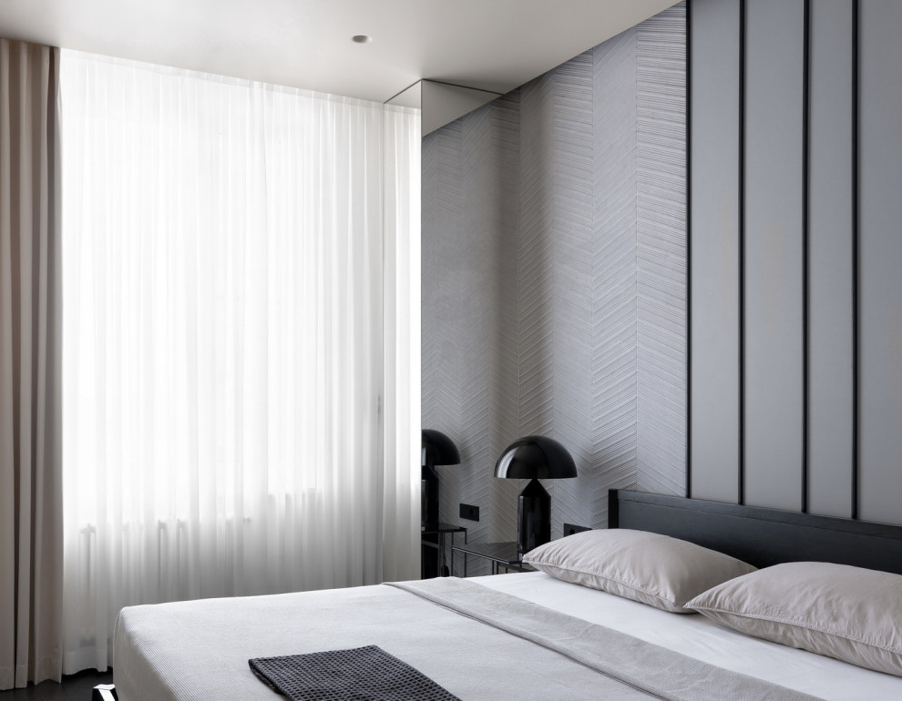 На фото: хозяйская спальня среднего размера в современном стиле с серыми стенами, темным паркетным полом и черным полом