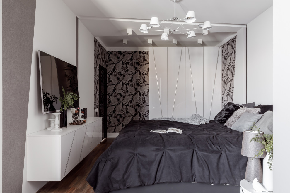 Imagen de habitación de invitados contemporánea de tamaño medio sin chimenea con paredes blancas, suelo laminado, suelo marrón, bandeja y papel pintado
