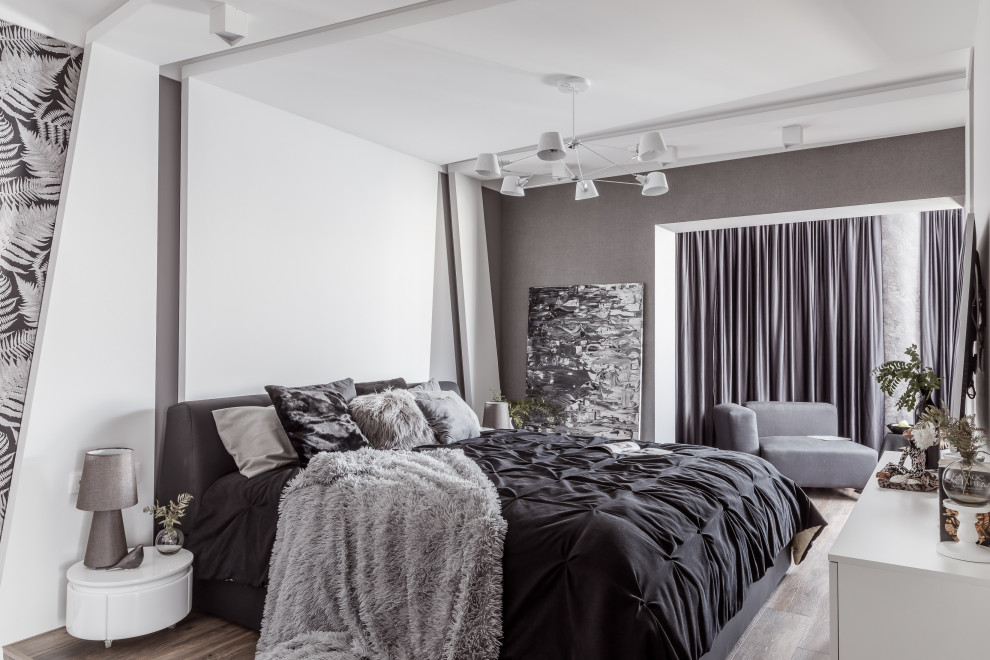 Diseño de dormitorio principal contemporáneo de tamaño medio con suelo de baldosas de porcelana, bandeja, paredes grises y suelo marrón