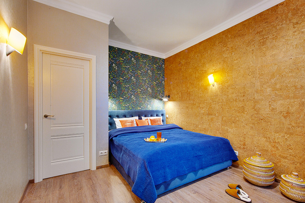 На фото: гостевая спальня (комната для гостей) в скандинавском стиле с синими стенами с