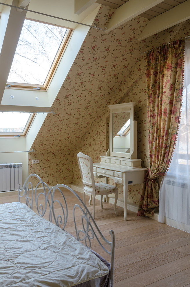 Пример оригинального дизайна: спальня на мансарде в классическом стиле с бежевыми стенами и светлым паркетным полом