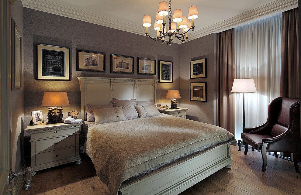 На фото: спальня в классическом стиле с серыми стенами и паркетным полом среднего тона с