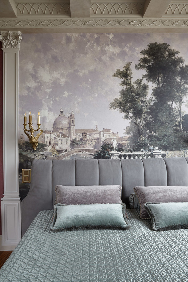 Пример оригинального дизайна: хозяйская спальня в классическом стиле с розовыми стенами и паркетным полом среднего тона