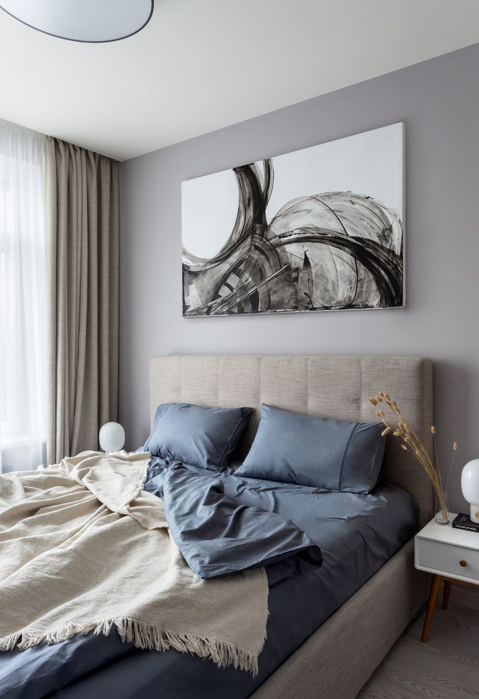 Стильный дизайн: хозяйская спальня среднего размера в скандинавском стиле с серыми стенами и светлым паркетным полом без камина - последний тренд