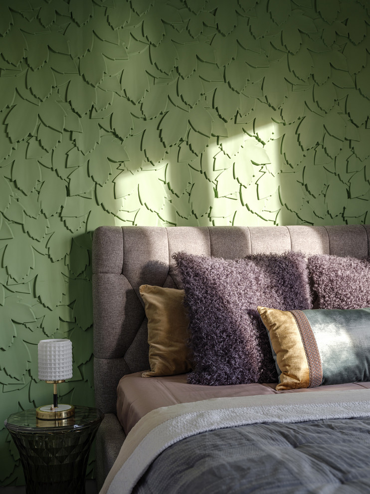 Идея дизайна: хозяйская спальня в современном стиле с зелеными стенами