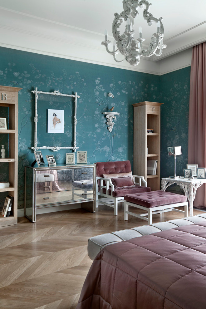 Idéer för vintage sovrum, med blå väggar och ljust trägolv