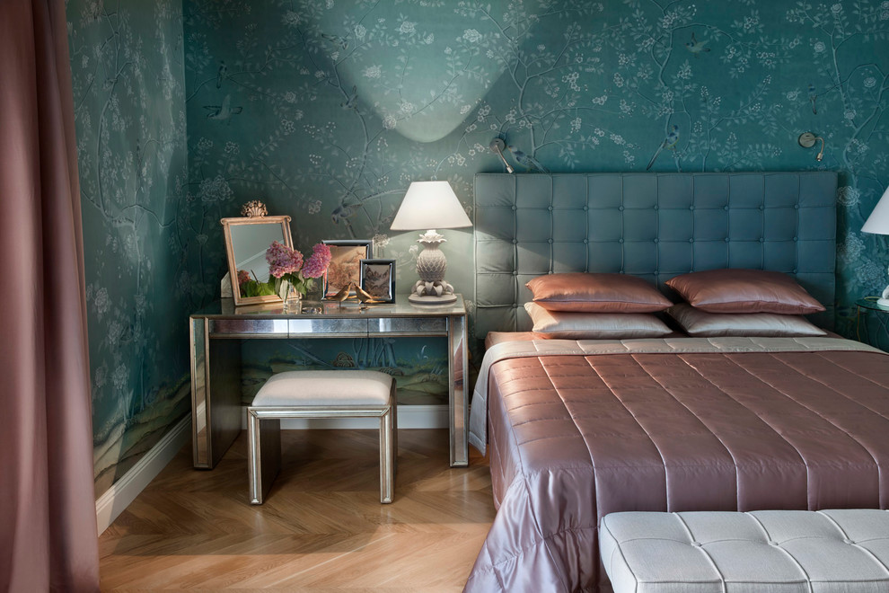 На фото: спальня в классическом стиле с синими стенами и светлым паркетным полом