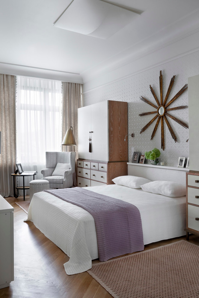 Идея дизайна: спальня в светлых тонах в классическом стиле с серыми стенами и паркетным полом среднего тона