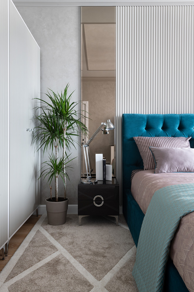 Стильный дизайн: хозяйская спальня среднего размера в стиле неоклассика (современная классика) с серыми стенами и полом из ламината - последний тренд