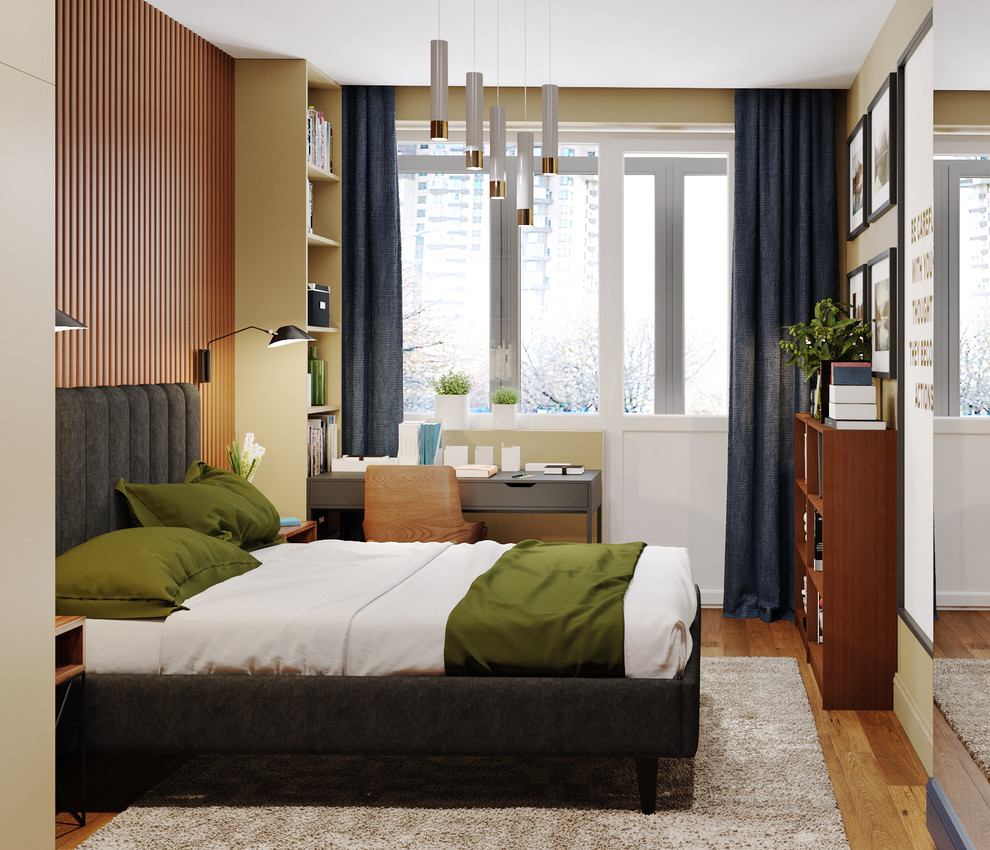 Mittelgroßes Modernes Hauptschlafzimmer ohne Kamin mit beiger Wandfarbe, braunem Holzboden und braunem Boden in Moskau