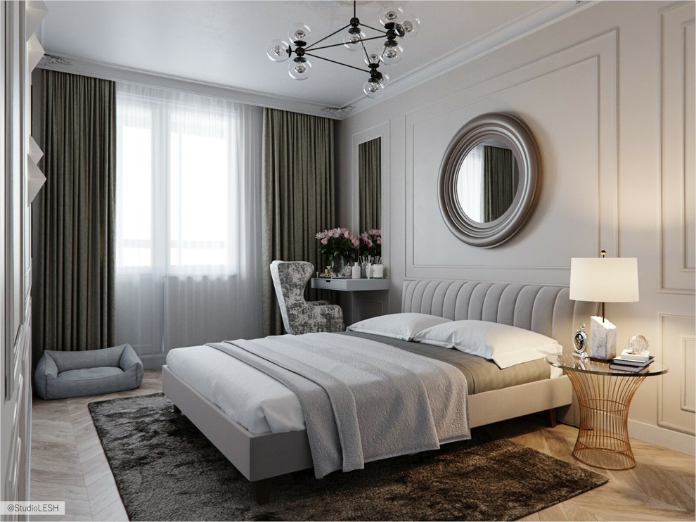 На фото: хозяйская спальня среднего размера в стиле неоклассика (современная классика) с бежевыми стенами, полом из ламината и коричневым полом