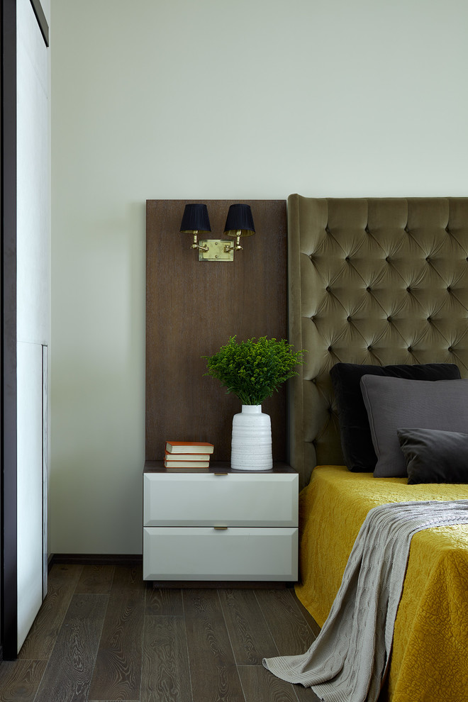 Источник вдохновения для домашнего уюта: хозяйская спальня в современном стиле с белыми стенами, темным паркетным полом и коричневым полом
