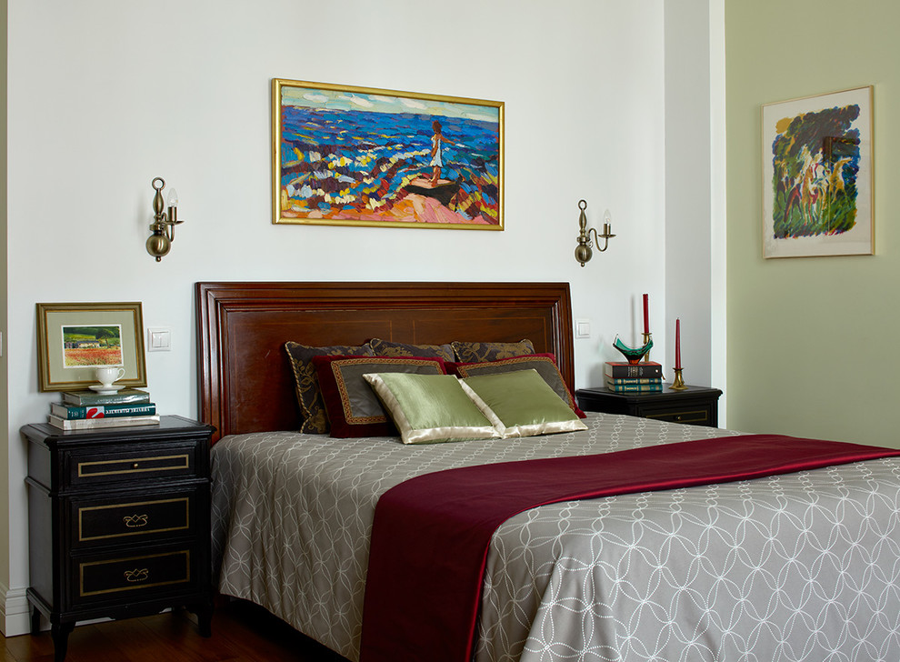 Стильный дизайн: хозяйская спальня среднего размера в стиле неоклассика (современная классика) с зелеными стенами, темным паркетным полом и коричневым полом - последний тренд