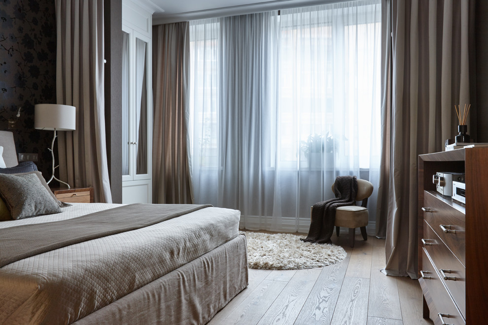 Пример оригинального дизайна: большая хозяйская спальня в стиле неоклассика (современная классика) с паркетным полом среднего тона, черными стенами и кроватью в нише без камина