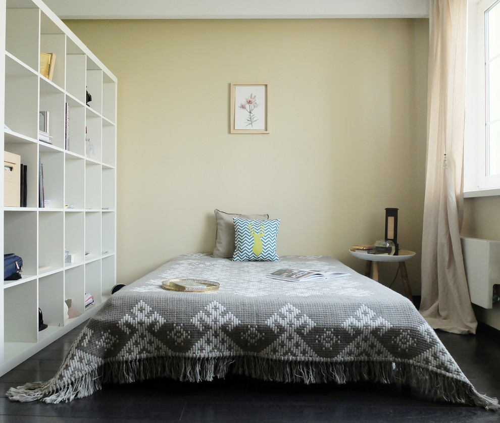 Kleines Modernes Hauptschlafzimmer mit beiger Wandfarbe in Moskau