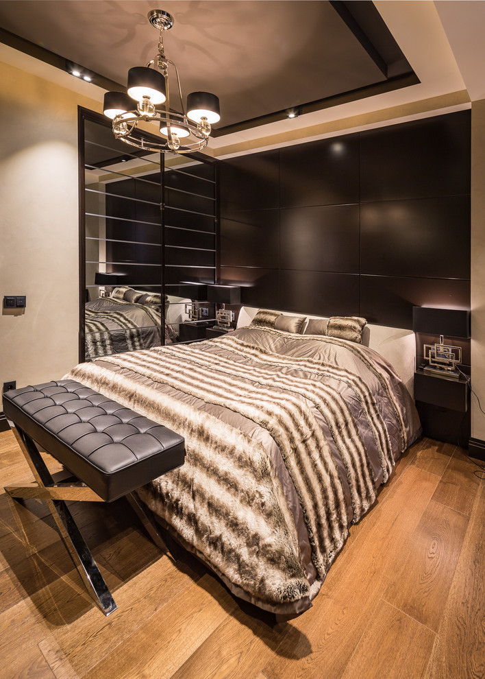 Foto de dormitorio principal contemporáneo de tamaño medio con paredes negras y suelo de madera en tonos medios