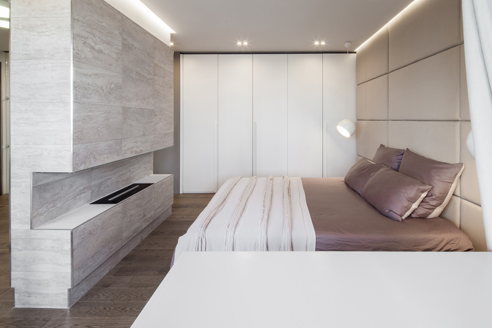 Modernes Hauptschlafzimmer mit Gaskamin, gefliester Kaminumrandung und braunem Boden in Moskau