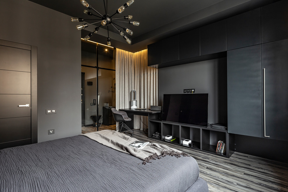 На фото: хозяйская спальня в современном стиле с серыми стенами и серым полом с