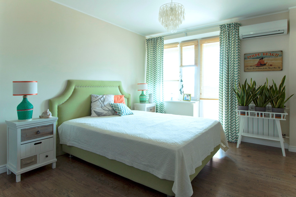 Ejemplo de dormitorio principal nórdico de tamaño medio con paredes beige