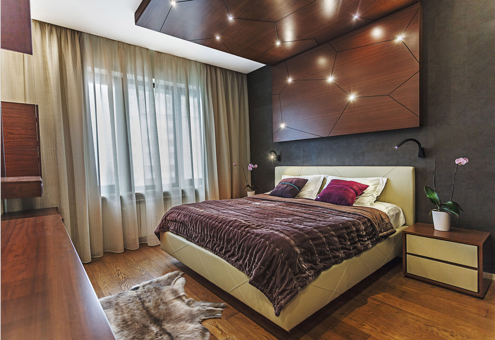 Mittelgroßes Modernes Hauptschlafzimmer mit grauer Wandfarbe und braunem Holzboden in Moskau