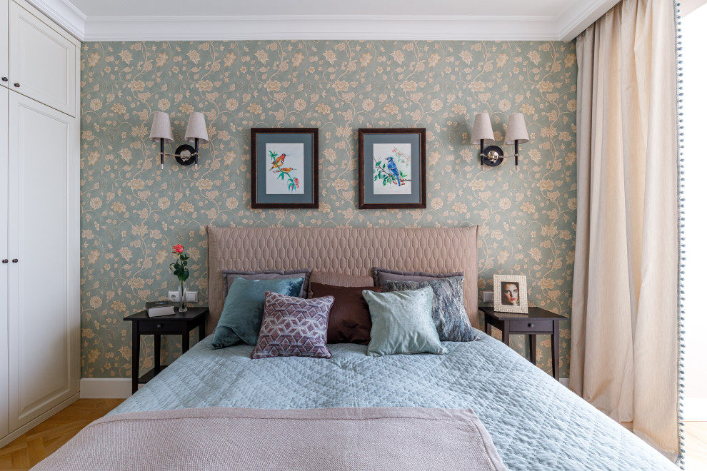 На фото: спальня в классическом стиле с зелеными стенами, паркетным полом среднего тона, коричневым полом и обоями на стенах