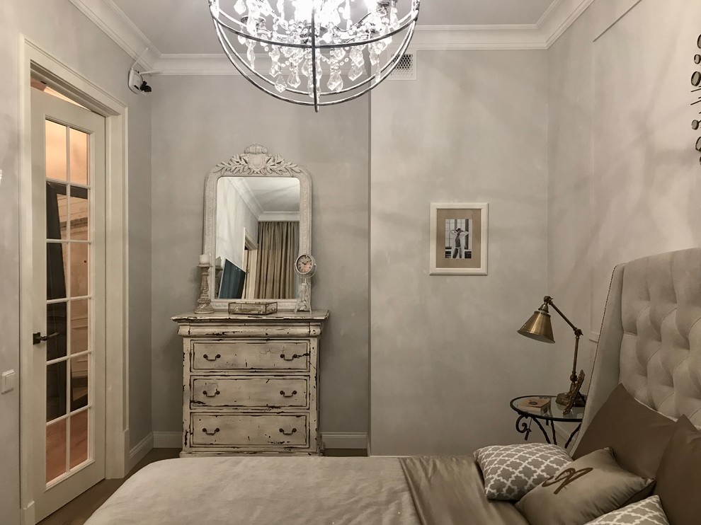 Industrial Schlafzimmer mit grauer Wandfarbe, braunem Holzboden und beigem Boden in Moskau