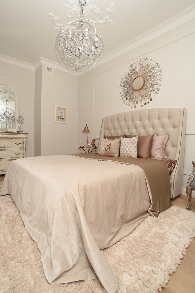 Foto di una camera da letto classica con pareti grigie, pavimento in legno massello medio e pavimento beige
