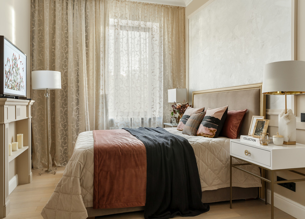 Exemple d'une chambre chic avec un mur beige, parquet clair et un sol beige.