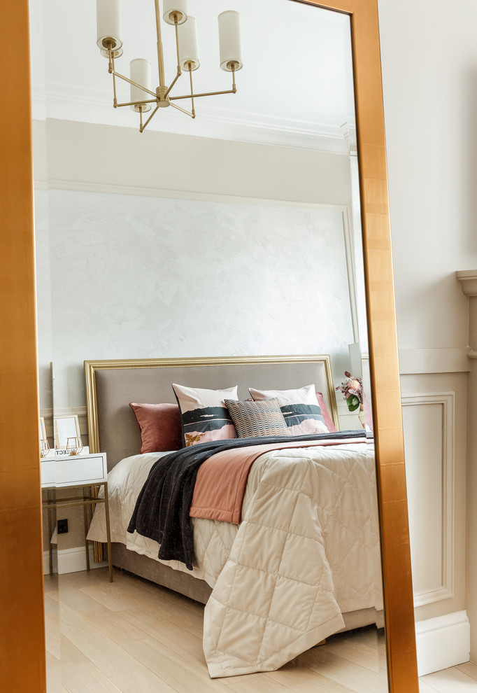 Ispirazione per una camera da letto chic con pareti beige, parquet chiaro e pavimento beige