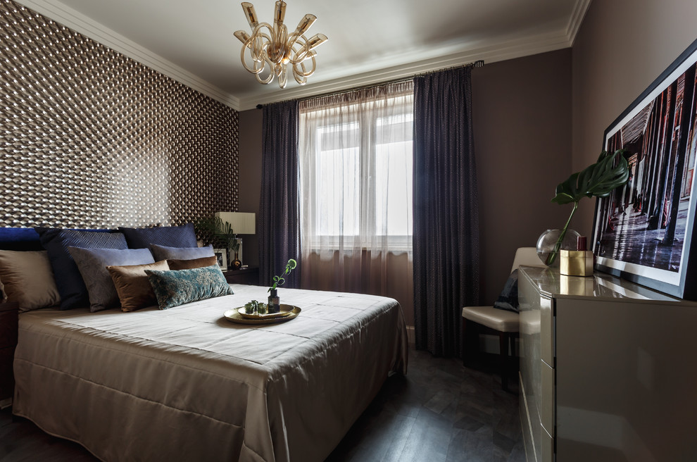 На фото: хозяйская спальня среднего размера в современном стиле с коричневыми стенами с