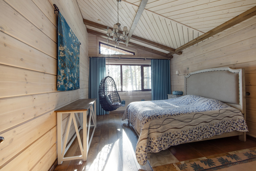 Ejemplo de dormitorio principal rural con paredes beige y suelo de madera en tonos medios