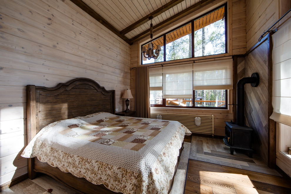 Cette photo montre une chambre parentale nature avec un mur beige et un poêle à bois.