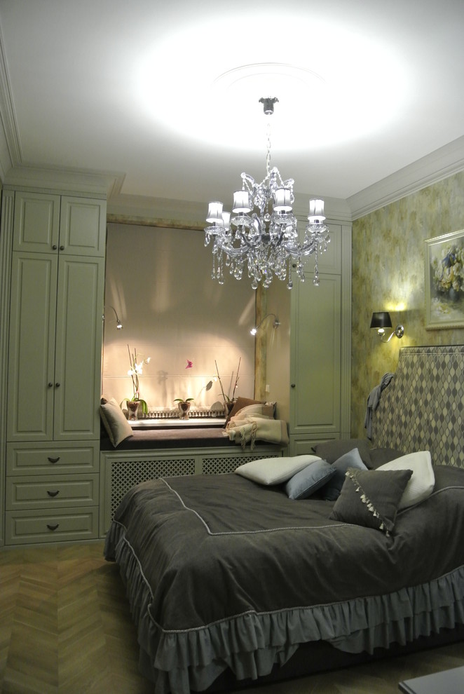 На фото: маленькая хозяйская спальня в классическом стиле с паркетным полом среднего тона и разноцветными стенами для на участке и в саду