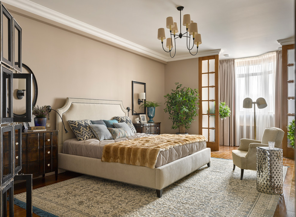 Diseño de dormitorio principal clásico con paredes beige