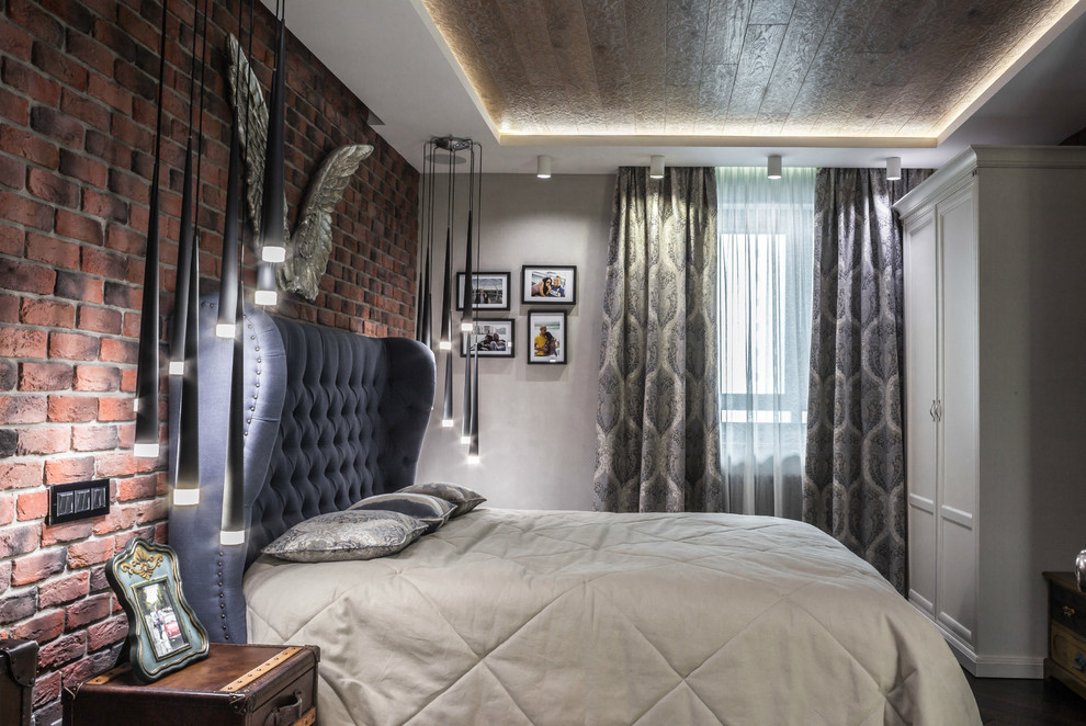 На фото: хозяйская спальня в стиле фьюжн с бежевыми стенами с