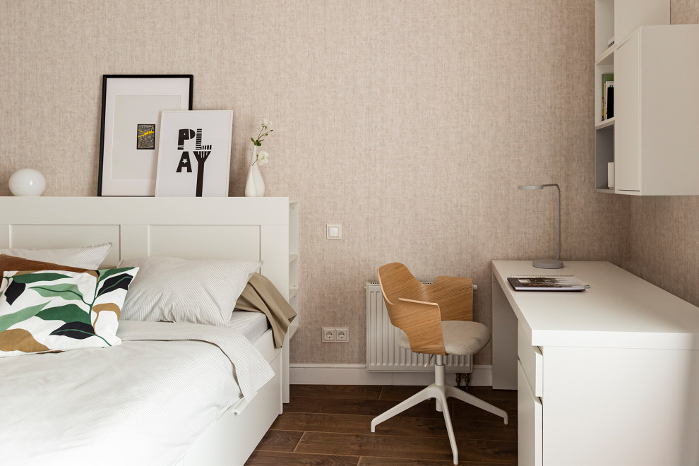 Foto de dormitorio contemporáneo pequeño con paredes beige, suelo laminado y suelo marrón