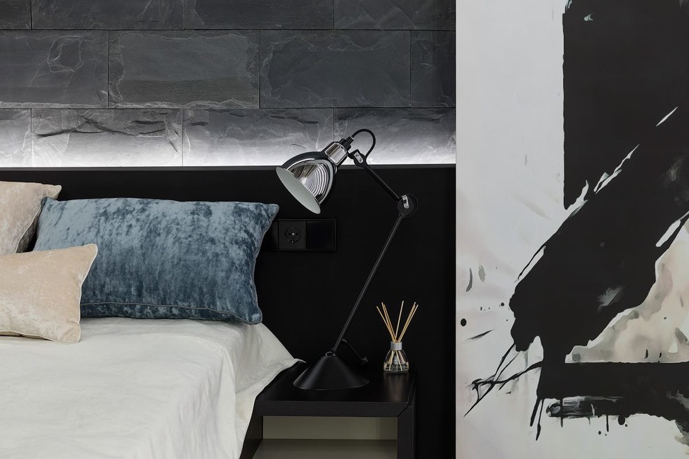 Идея дизайна: хозяйская спальня среднего размера в современном стиле с серыми стенами, темным паркетным полом и коричневым полом