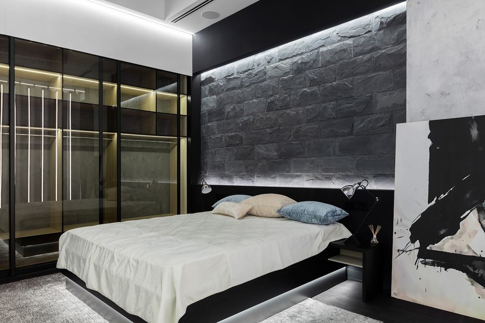Esempio di una camera matrimoniale contemporanea con pareti grigie, parquet scuro e pavimento nero