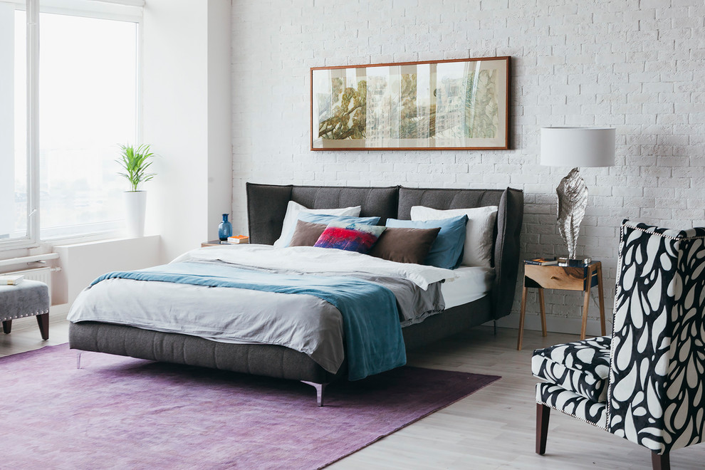 Eklektisches Schlafzimmer mit weißer Wandfarbe, hellem Holzboden und beigem Boden in Moskau