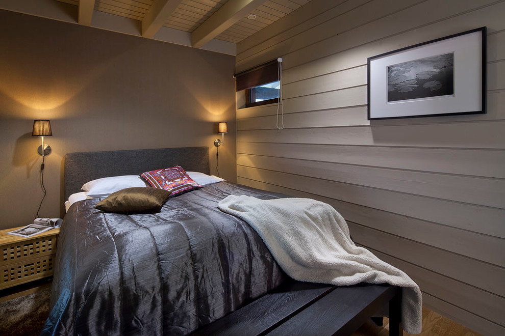 Immagine di una camera da letto contemporanea con pareti grigie