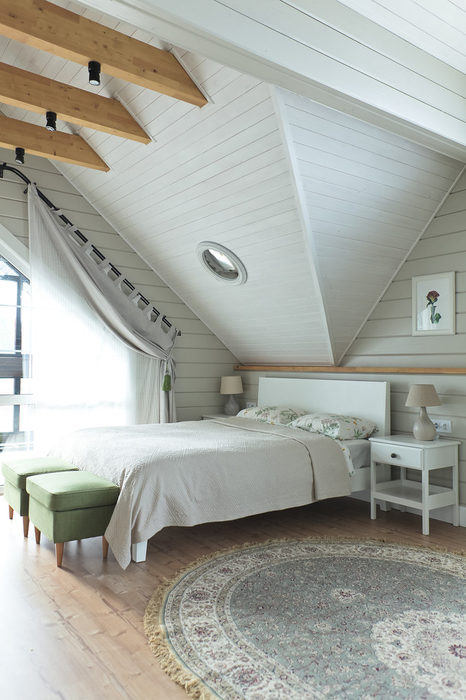 Diseño de dormitorio contemporáneo con paredes grises y suelo de madera clara
