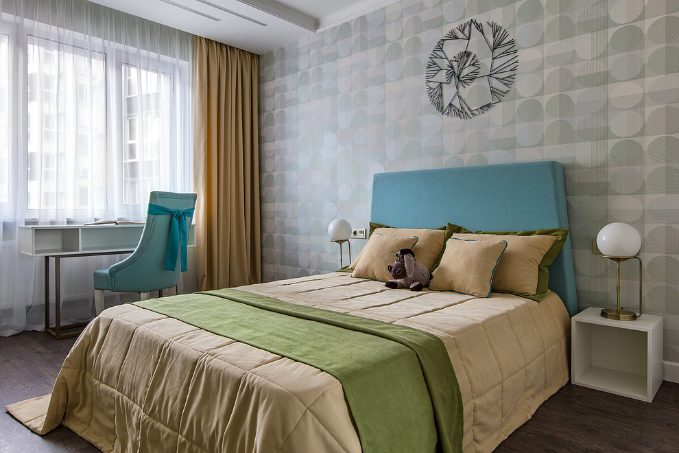 Esempio di una camera da letto design di medie dimensioni con parquet scuro, pavimento marrone e pareti grigie
