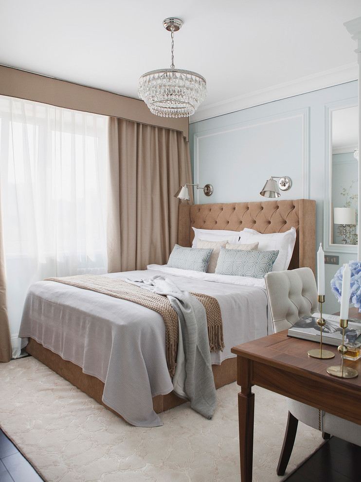 Идея дизайна: хозяйская спальня в стиле неоклассика (современная классика) с синими стенами, ковровым покрытием и кроватью в нише