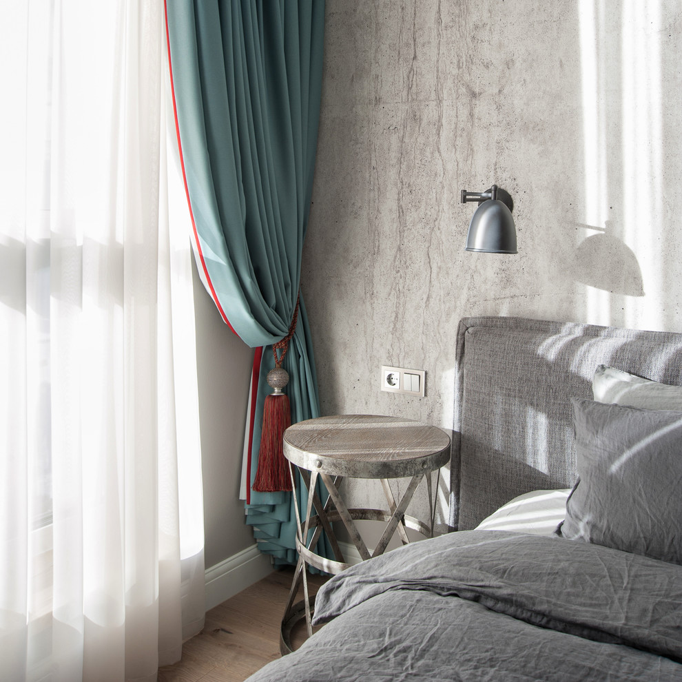 На фото: спальня среднего размера в современном стиле с серыми стенами, бежевым полом и светлым паркетным полом